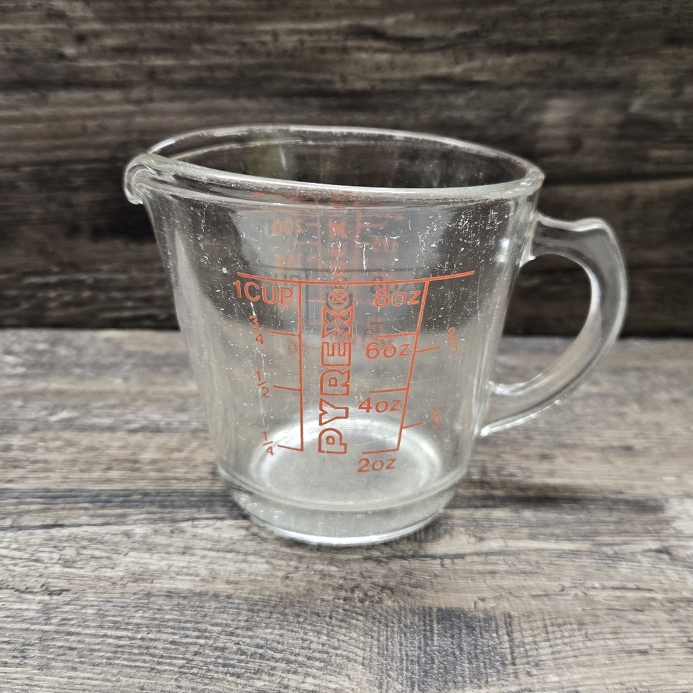 VTG Pyrex 508  Measuring Cup 1 Cup 8oz. Red Lettering Open J Handle Glass 1970's